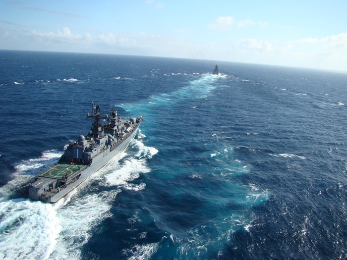 Tàu chiến Nga di chuyển theo hàng dọc